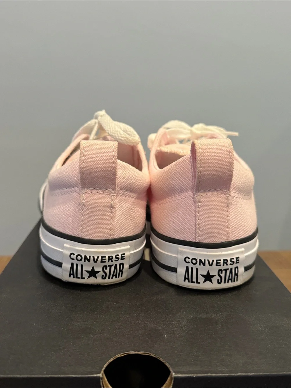 Converse Kids Low Top Sneakers in Light Pink Sz 5